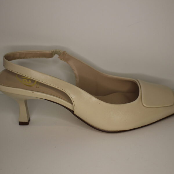 8004 Nairobi Nude